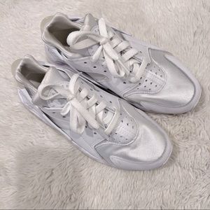Womens Nike White Huaraches Sneakers 🤍